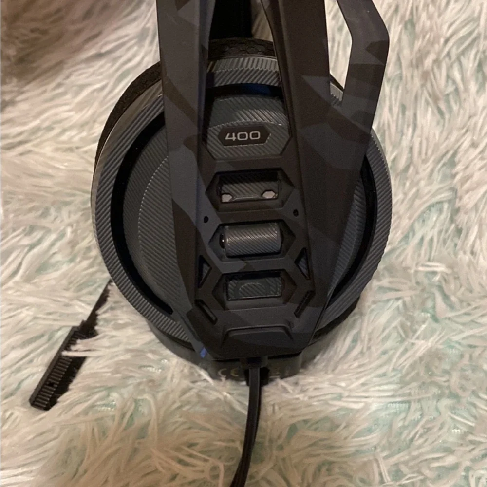 Selling because I have other sets of headphones brand brew color black and grey